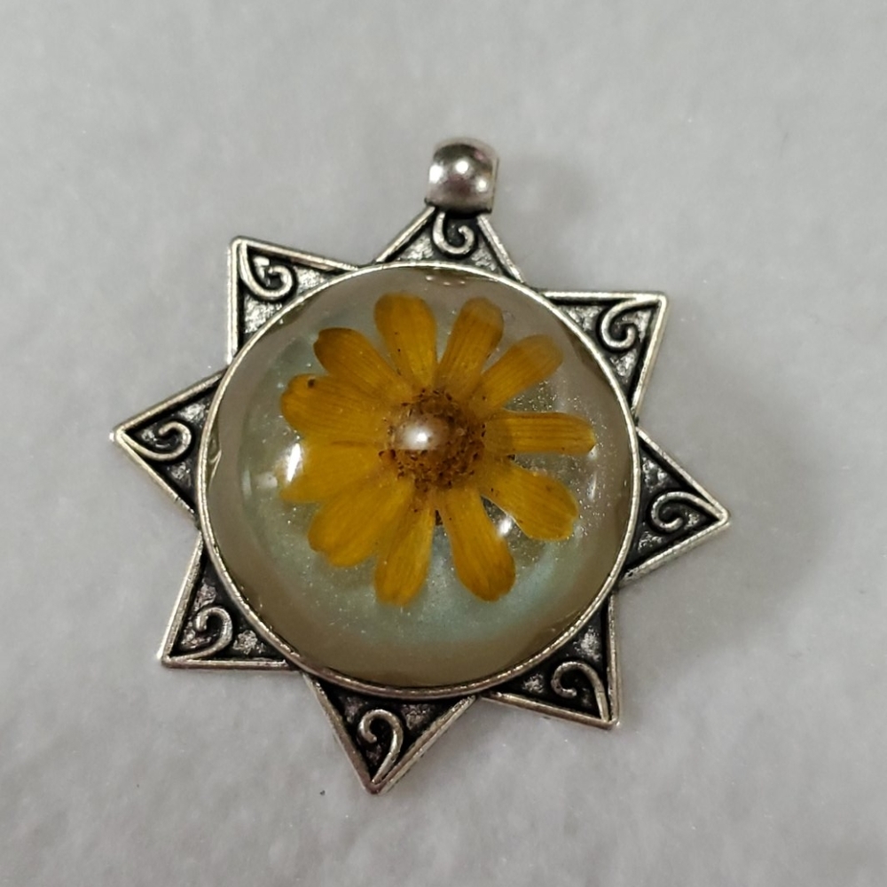 Handmade Real Flower Resin Starburst Pendant Necklace Yellow 2x1.5 Inch New